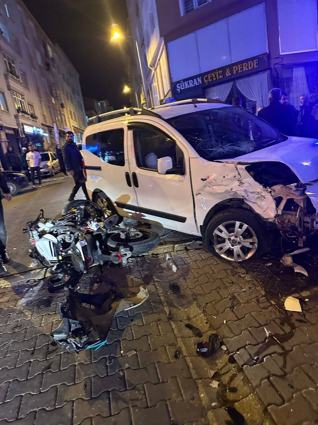 Araçla çarpışan motosikletli kaldırımdaki yayanın üzerine uçtu 1